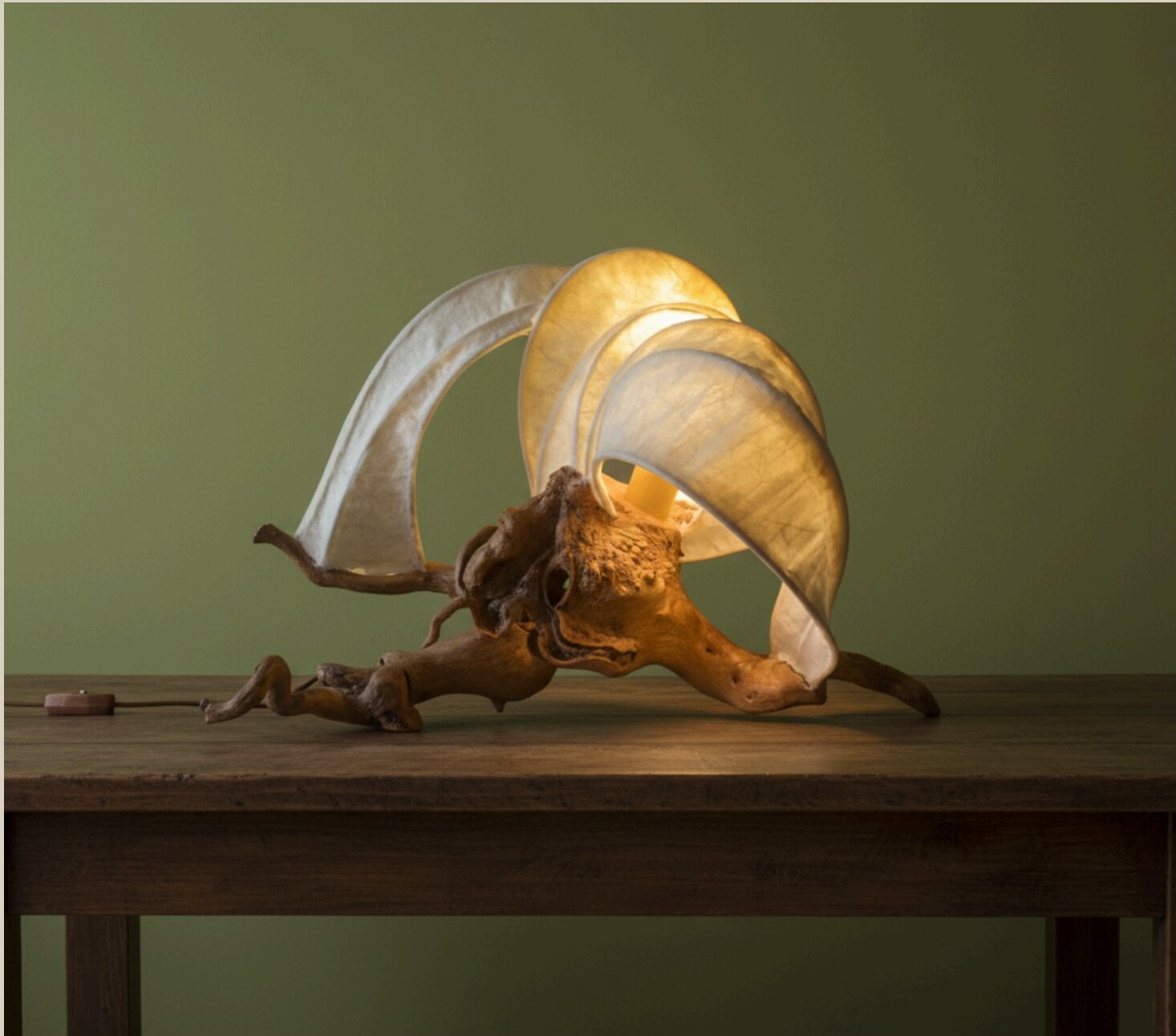 Escultura de luz con bambú y papel